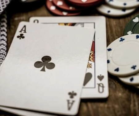 Luật Poker Cơ Bản: Hướng Dẫn Chi Tiết Cho Người Mới Bắt Đầu